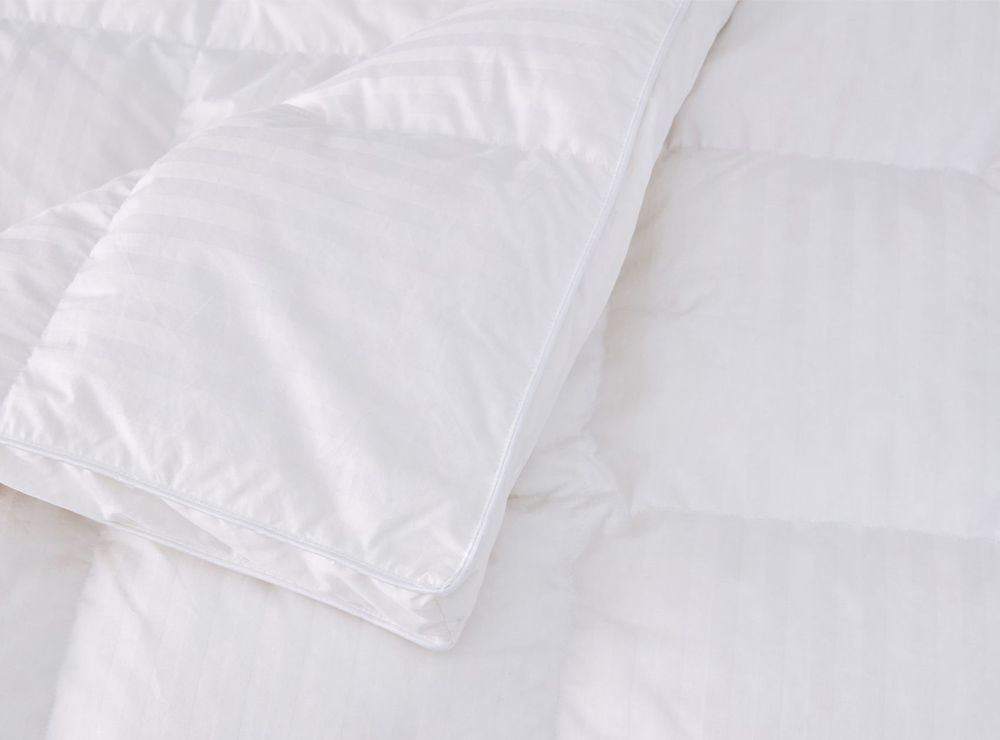 Sheridan Deluxe Goose Down and Feather Quilt Quilt