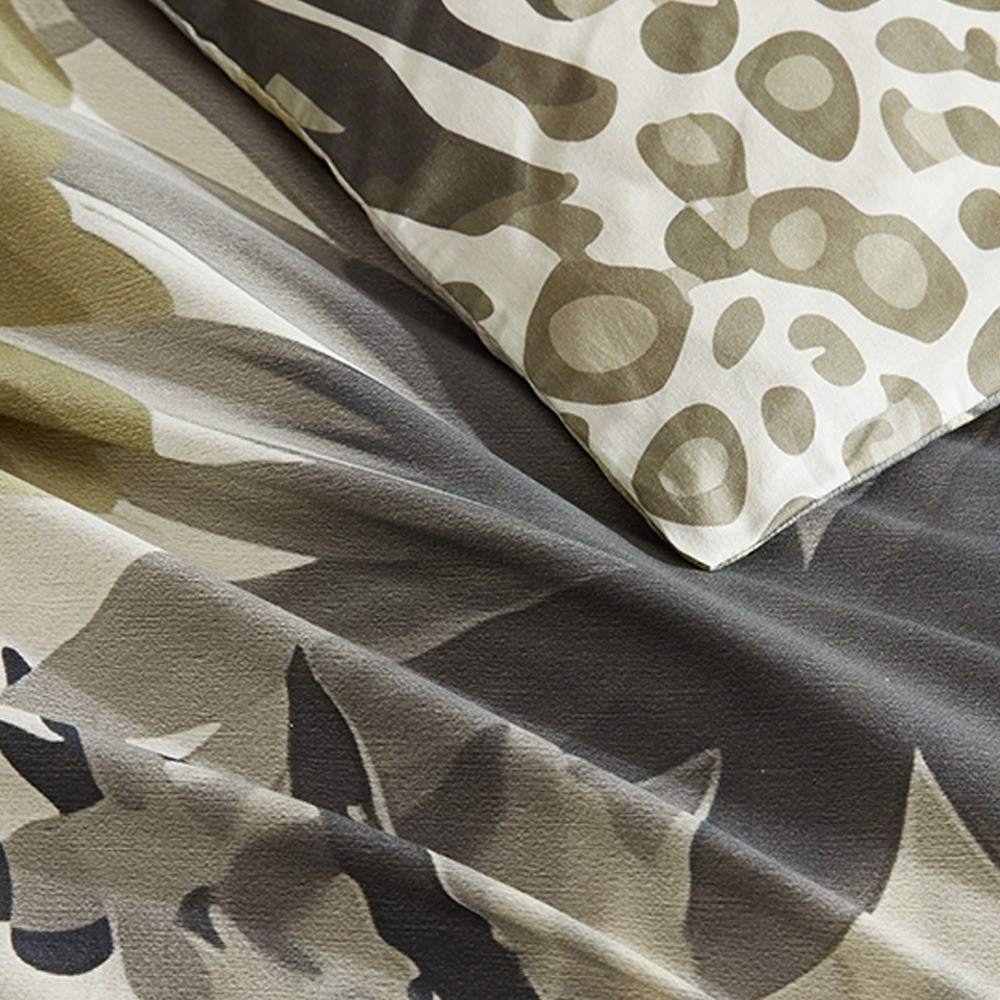 Lightweight Quilted Coverlet for Year-Round Use
